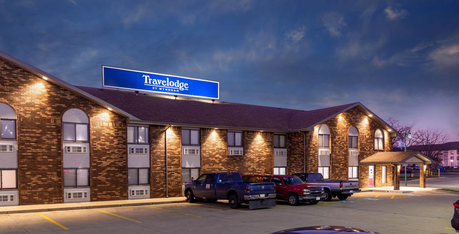 Travelodge by Wyndham Elkhart exterior at dusk